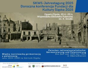 Plakat informujący o rocznej konferencji Fundacji dla Kultury Śląska. W centrum czarno-biała fotografia przedstawiająca rząd zniszczonych budynków w Oleśnie w 1945 roku. Budynki pozbawione są dachów i mają puste wnętrza bez okien. Wokół opis wydarzenia; na dole pasek z logo organizatorów.